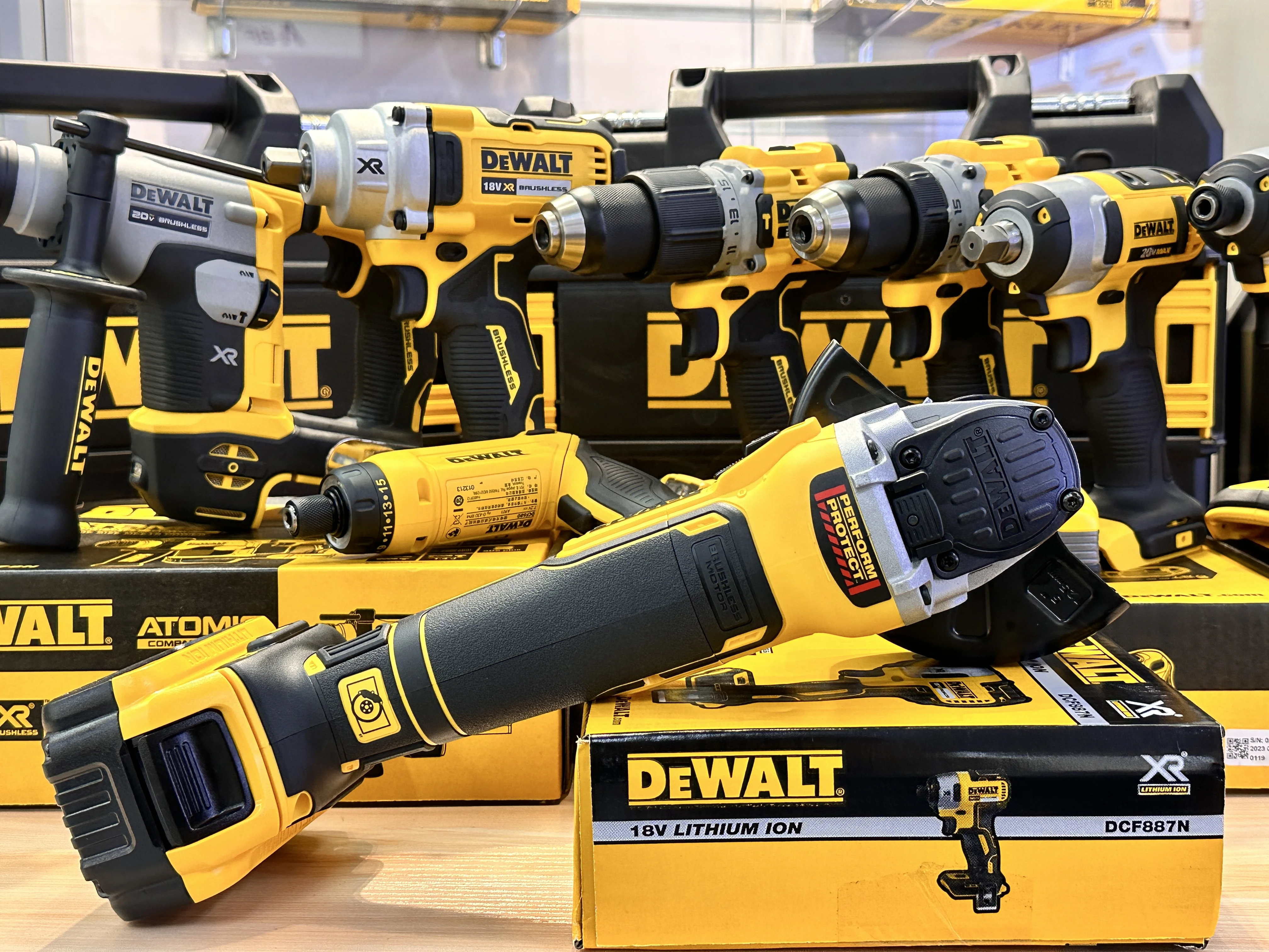Imagem -03 - Dewalt-rebarbadora sem Escova Ferramenta Elétrica sem Fio Polidora de Impacto Máquina de Corte Carpintaria Faça Você Mesmo Dcg405 125 mm M14 Dewalt 20v