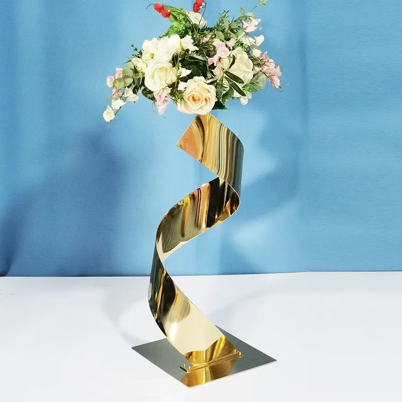 Goldener Metall-Blumenständer, Geometrische Wellenförmige Säule, Hochzeitstisch-Mittelstück, Elegante Event- und Bankett-Bühnen-Blumendekoration – Detail 5
