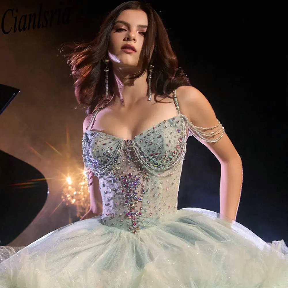 ชุดราตรีสีเขียวมิ้นท์แบบสายเดี่ยวทรงบอลกาวน์สำหรับงาน Quinceanera ประดับด้วยลูกปัดคริสตัล ผ้าทูลล์จับจีบ สไตล์เม็กซิกัน สำหรับงานฉลองอายุ 16 ปี (Sweet 16) หรือ 15 ปี (XV Anos)