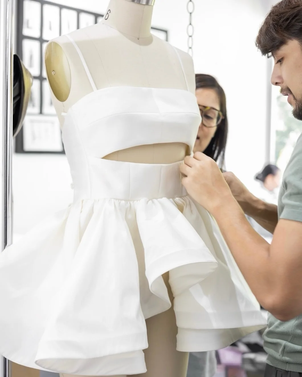 Top recortado de satén blanco con cordones cruzados en la espalda y dobladillo con volantes – Body sexy sin tirantes para fiesta, boda, graduación, noche