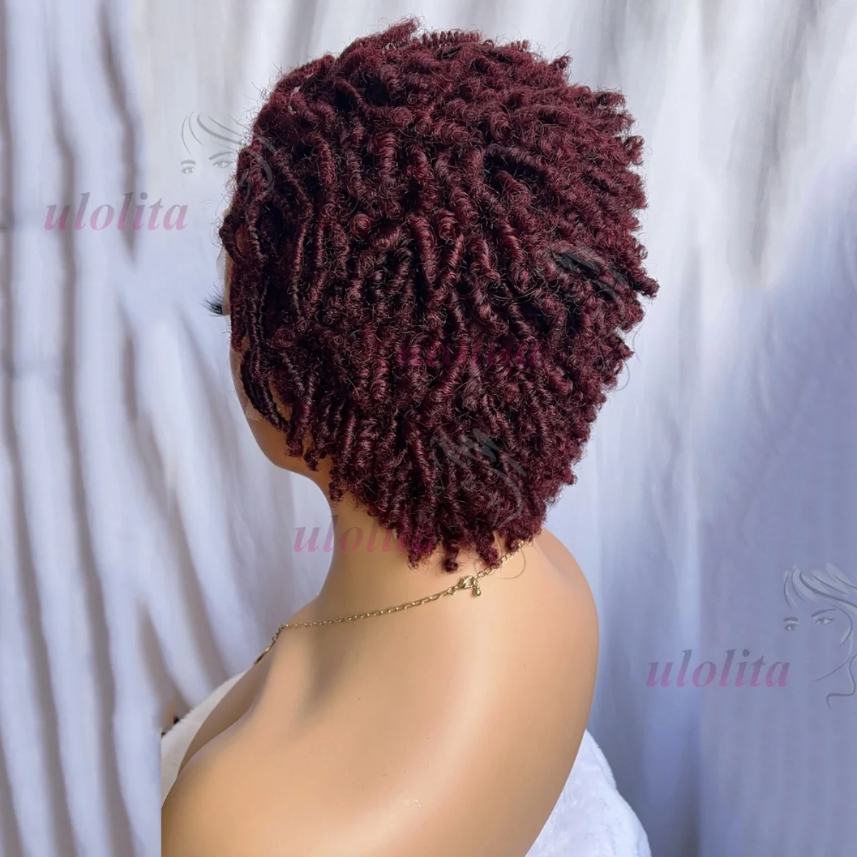 Premium 13x4 Lace Front Kurze Caterpillar Lockige Echthaarperücke in Naturfarbe aus brasilianischem Remy-Haar, geeignet für den täglichen Gebrauch von Frauen. – Detail 13