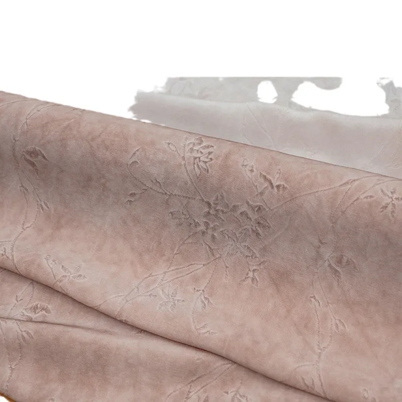 Dies ist ein Nischendesign-Stoff für Kleidung aus Seide mit gewelltem Satin-Prägungskrepp im künstlerischen Stil und schmutzigem Färben
