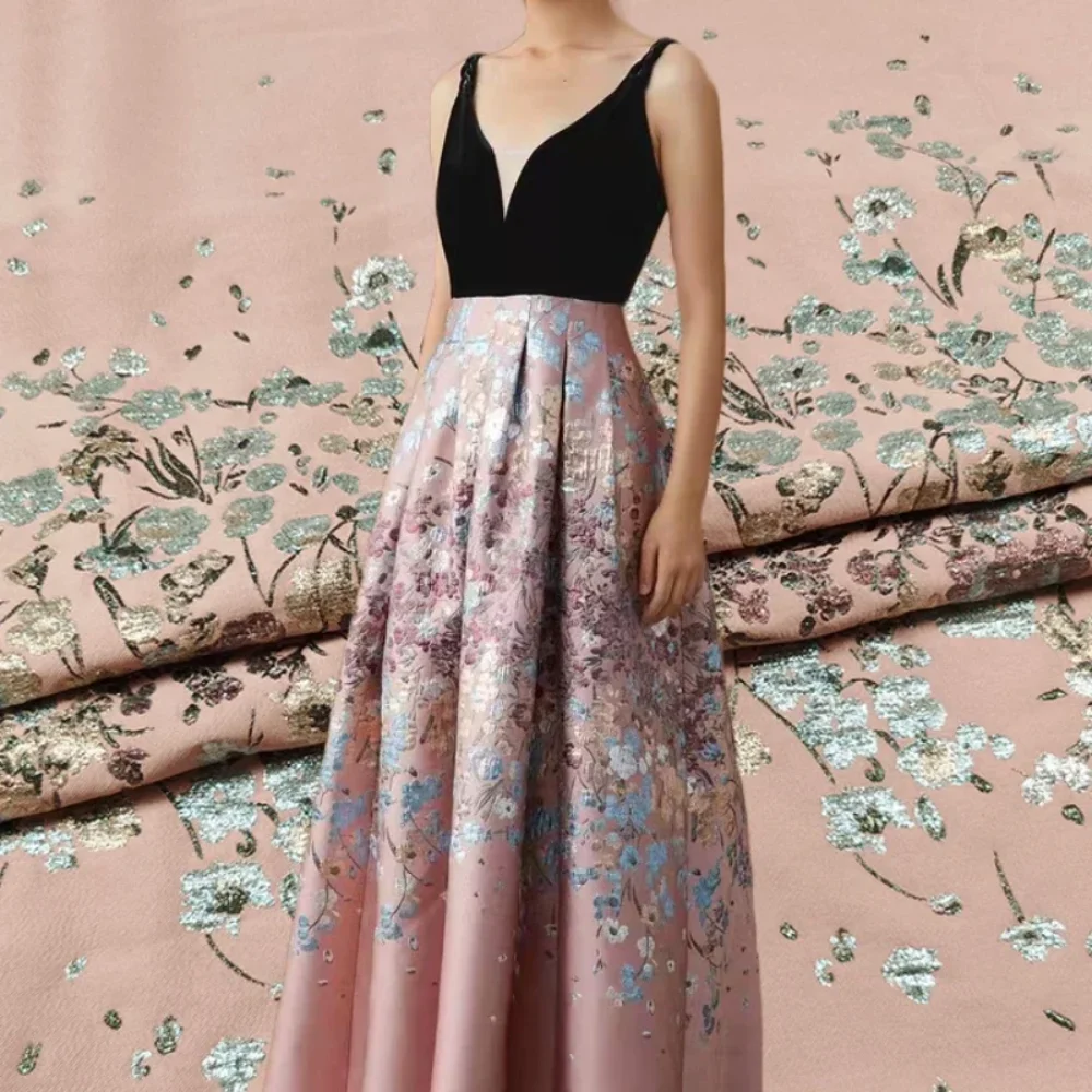 

Золотая шелковая парча, жаккардовая ткань, европейско-американское позиционирование, платье для выступлений, брендовый модный дизайн, оптовая продажа, ткань