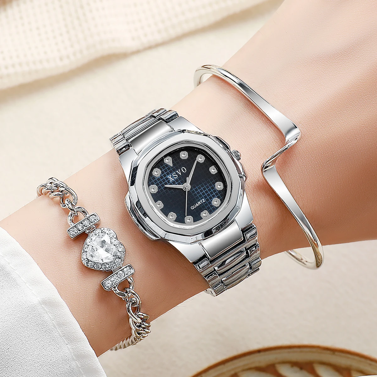 Brak pudełka prezentowego, zegarki z małych partii, koreańska wersja kwadratowych, uniwersalnych zegarków kwarcowych, bransoletka w kształcie serca z diamentami, 3 zestawy.