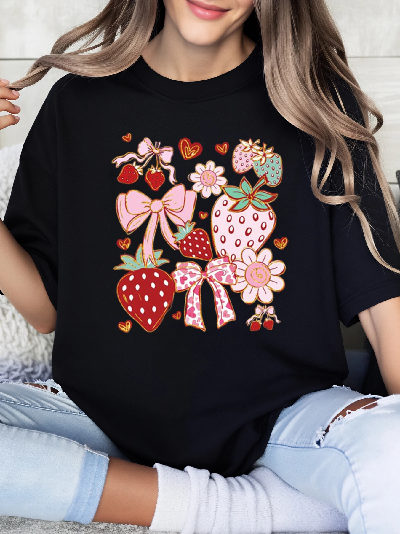 Strawberry Bow and Flower Print Valentine's Day Women's T-Shirt Casual Outfit for Girls Daily Wear Black Plus-Size