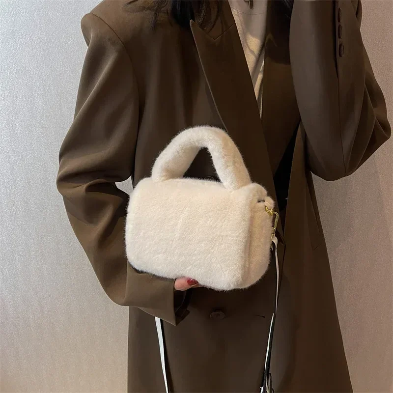 Winter New Women\'s Plush Bag Trend Designer Small Crossbody Bags Fluffy Tote Bags Luxury Clutch Purse Versatile Handbag