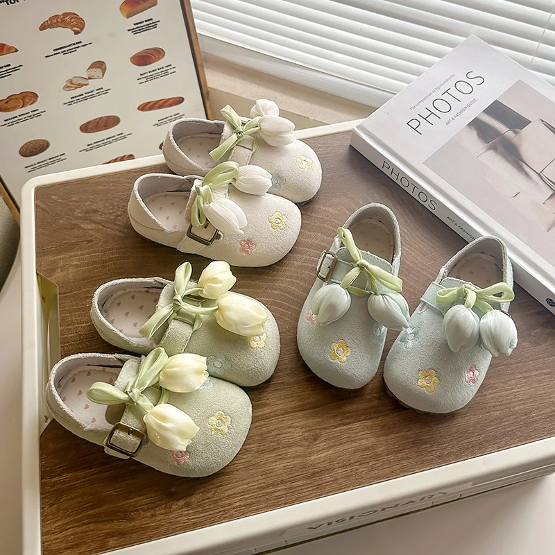 

Новая замшевая детская обувь на плоской подошве, весенне-осенняя обувь для девочек с декоративными цветами-тюльпанами, вышитая обувь принцессы для малышей