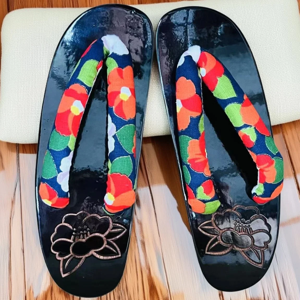 Japan Style Women's Carved Geta Sandals Traditional Redwood Yukata & Kimono Shoes with Flower Design Summer Flipflops