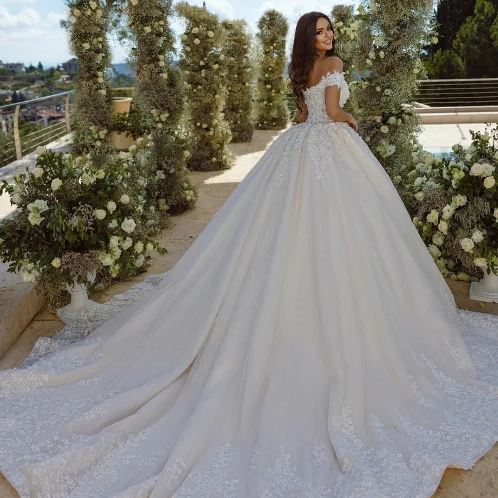 Robe de Mariée en Dentelle et Perles, Magnifique Tenue de Princesse avec Traîne Royale