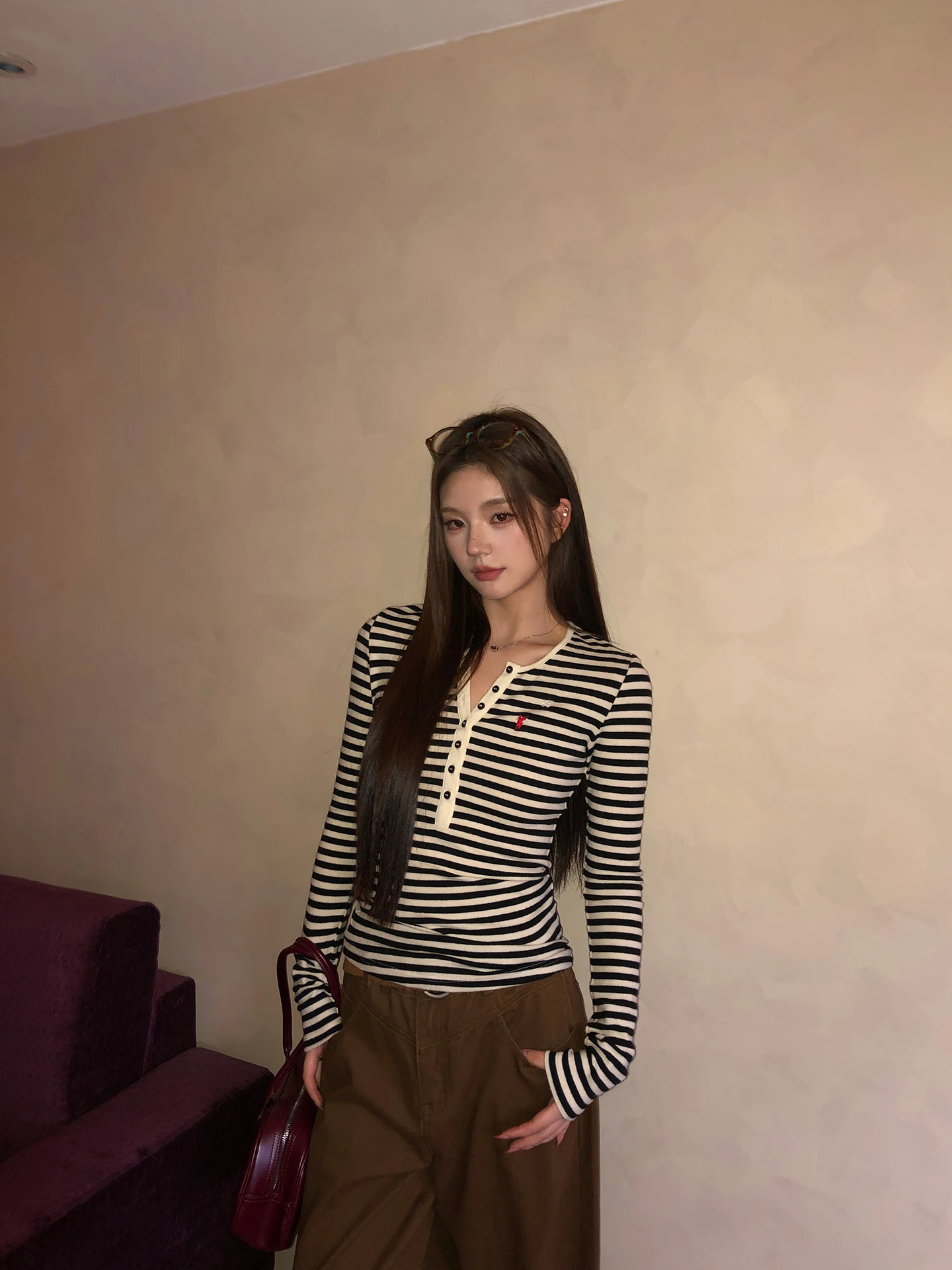 قميص داخلي نحيف بأكمام طويلة مخطط، تي شيرت بأسلوب كوري أنيق للنساء، قميص علوي برقبة على شكل V لموسم الشتاء