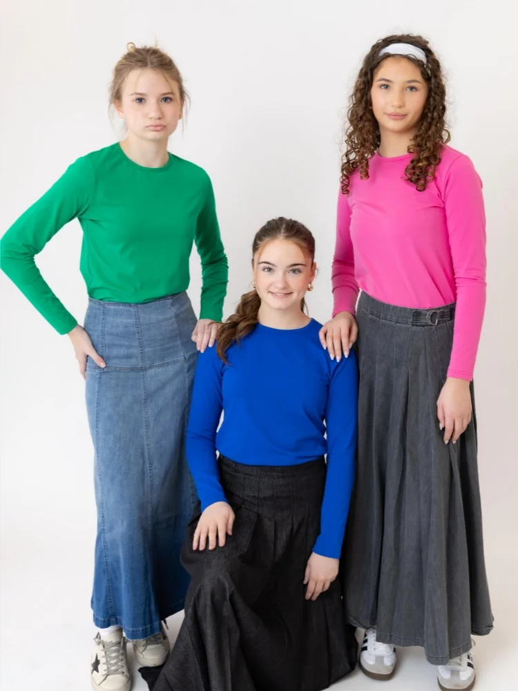 

Футболка для девушек и женщин AP SS26, однотонная, из хлопкового джерси, облегающая, модная, короткая, женская, стильная.