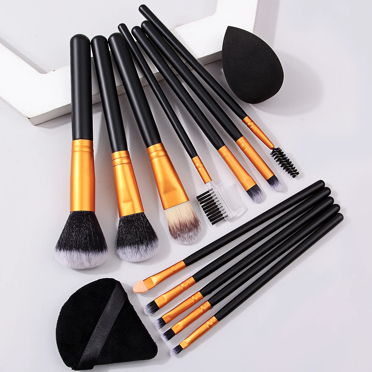 مجموعة أدوات مكياج مكونة من 14 قطعة: 12 قطعة من فرش مكياج ذات مقبض خشبي ذات شعيرات ناعمة + قطعتان من إسفنجات المكياج ونفخ البودرة وبيض التجميل