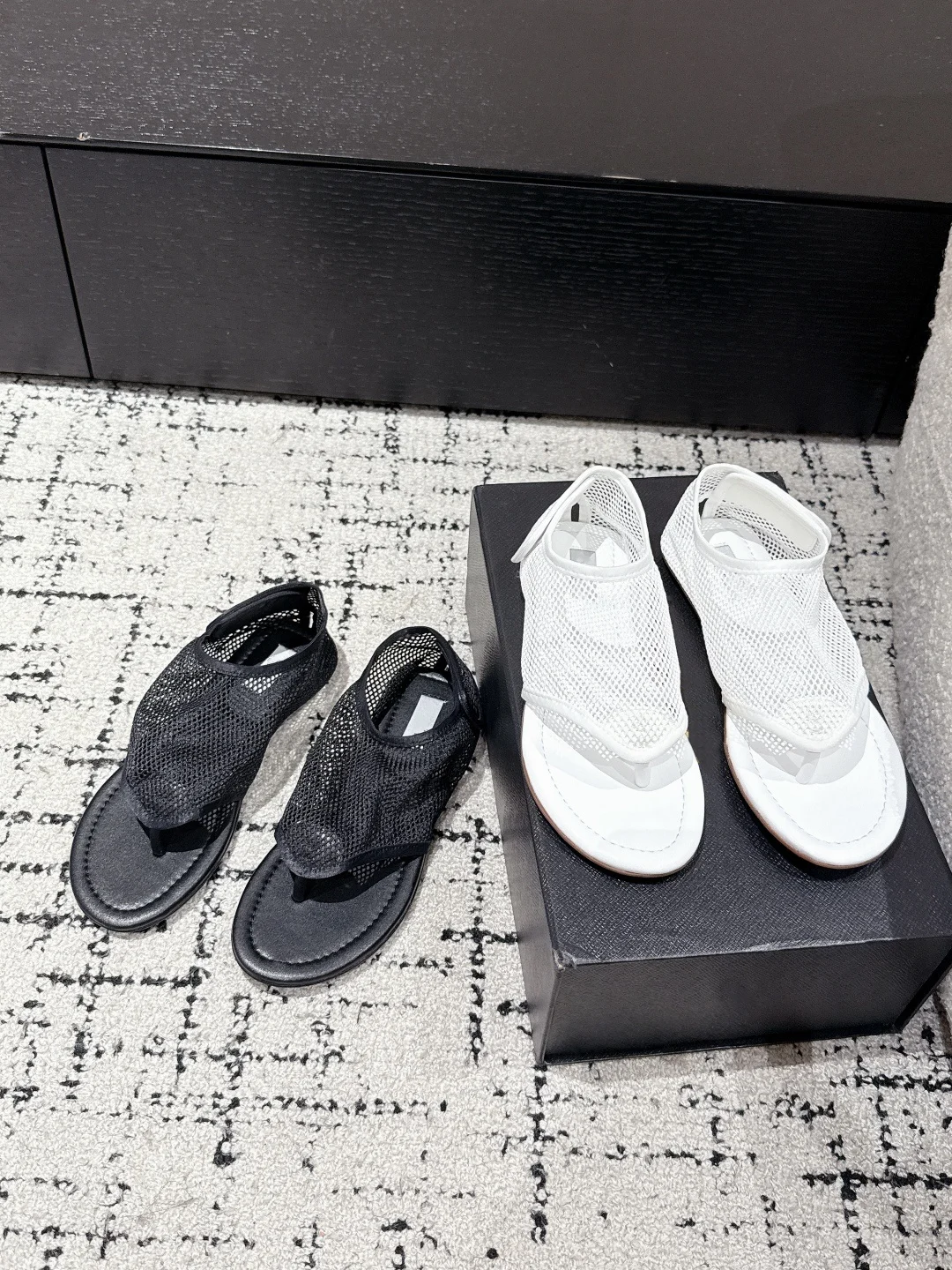 

2025 New Fishnet Hollow Breathable Flat Herringbone Sandals Women's Summer Outerwear Flip-Toe Roman Shoes