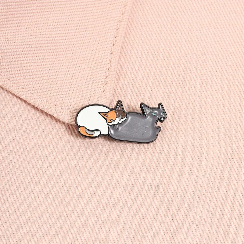 Pin de Esmalte e Broche de Lapela com Gatos Abraçados de Estilo Contrastante, Gato Calico Estiloso, Dois Gatos, para Mochilas, Presente para Meninas