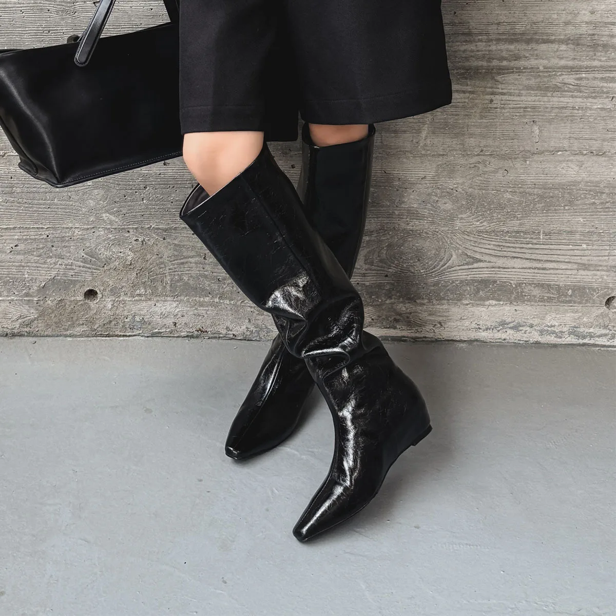 

Arden Furtado, осенние современные сапоги из воловьей кожи с увеличенным внутренним размером, сапоги до колена без шнуровки с квадратным носком, сапоги большого размера в простом стиле