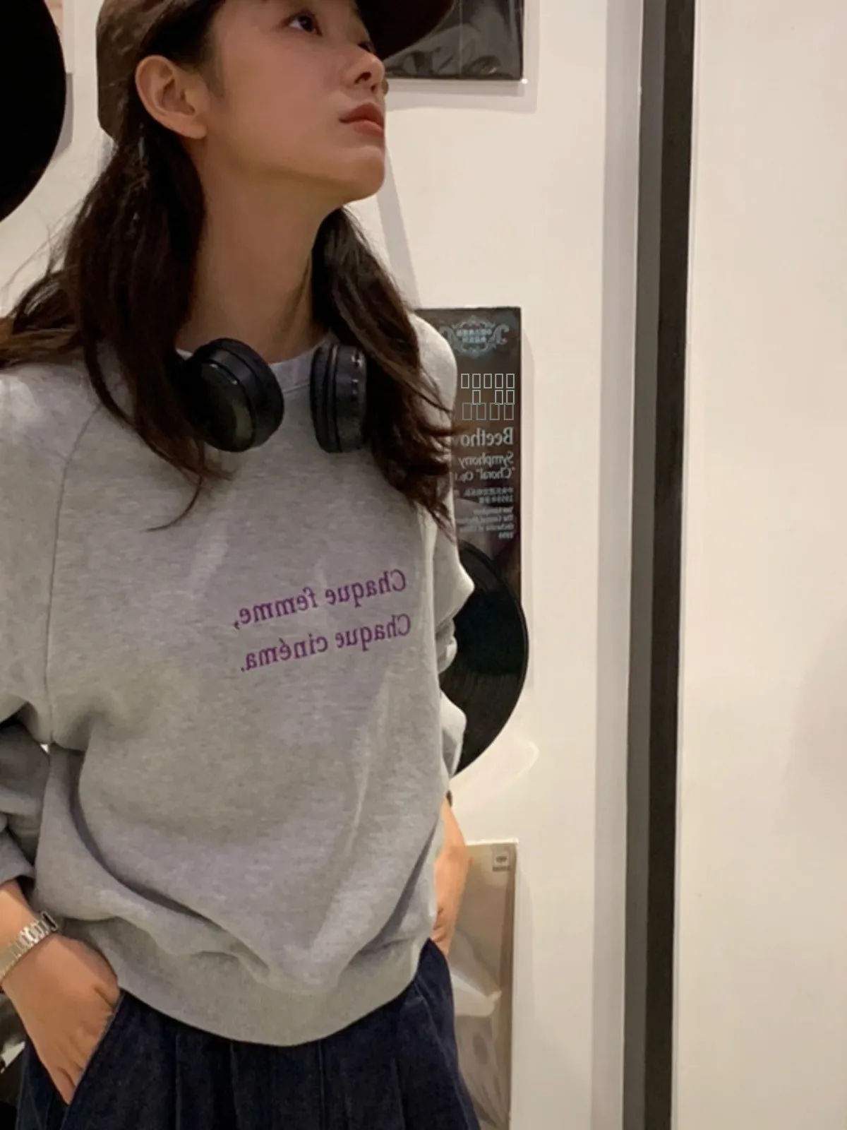 

Стильный свитшот с круглым вырезом и буквенным принтом в ретро-стиле, повседневный, с длинными рукавами, весенний, модный, для многослойных образов, в американском стиле.