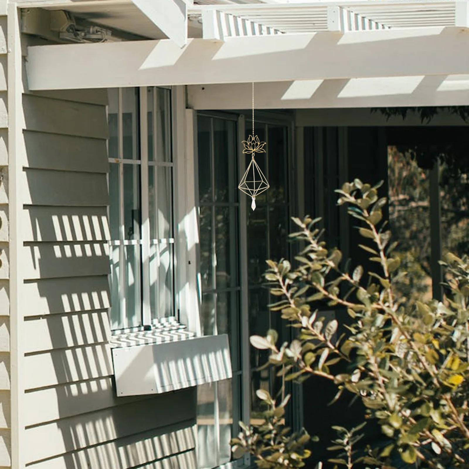 

Suncatcher Sparkling Crystal Lotus Ornament Metal Frame Cage Rainbow Maker Window Hanging Home Garden Decoration