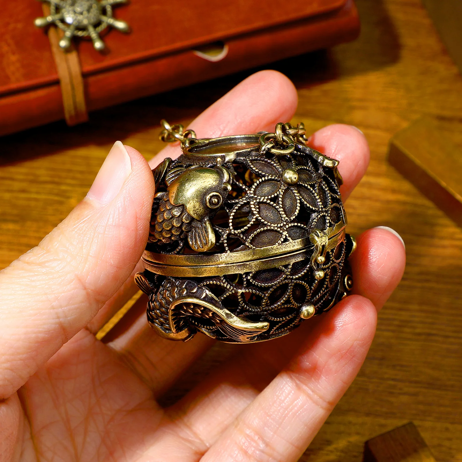 

Copper Hanging Incense Burner Hollow Round Ball Essential Oil Holder Simple Lock Design Aromatherapy Pendant Home Decor