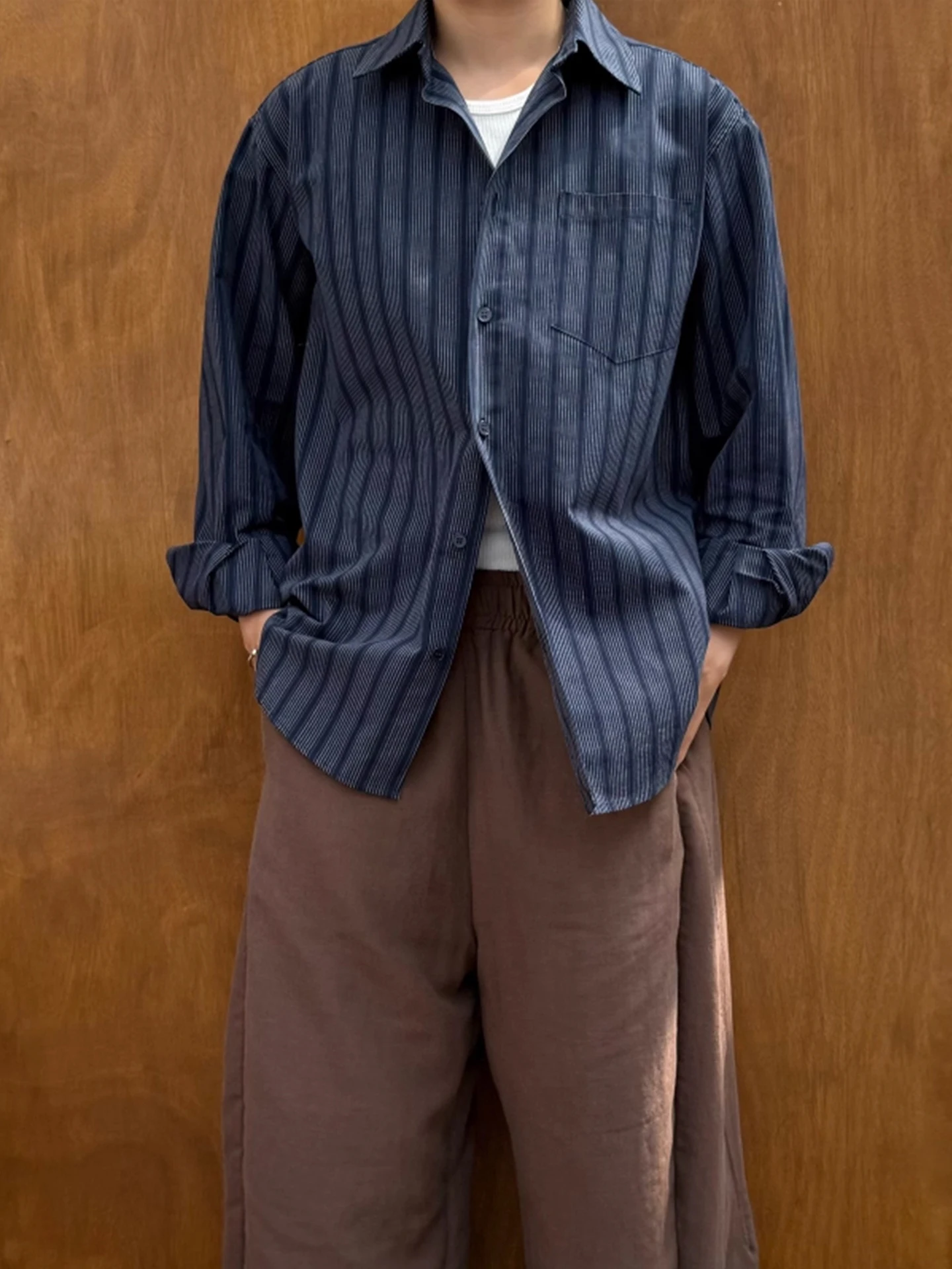 

Ретро-рубашка в полоску с длинным рукавом, свободного кроя, повседневная, модная, мужская, осенняя новинка, верхняя одежда из полиэфирного волокна, приятная к телу, дышащая.