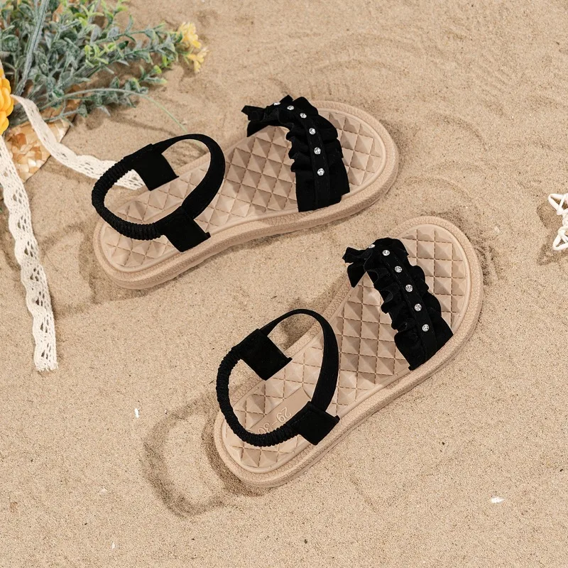 2026 صنادل شاطئ الأطفال صيف جديد المفتوحة تو الفتيات صنادل مماشي للموضة حجر الراين مطوي الاطفال السببية الانزلاق على الصنادل أسود أحمر