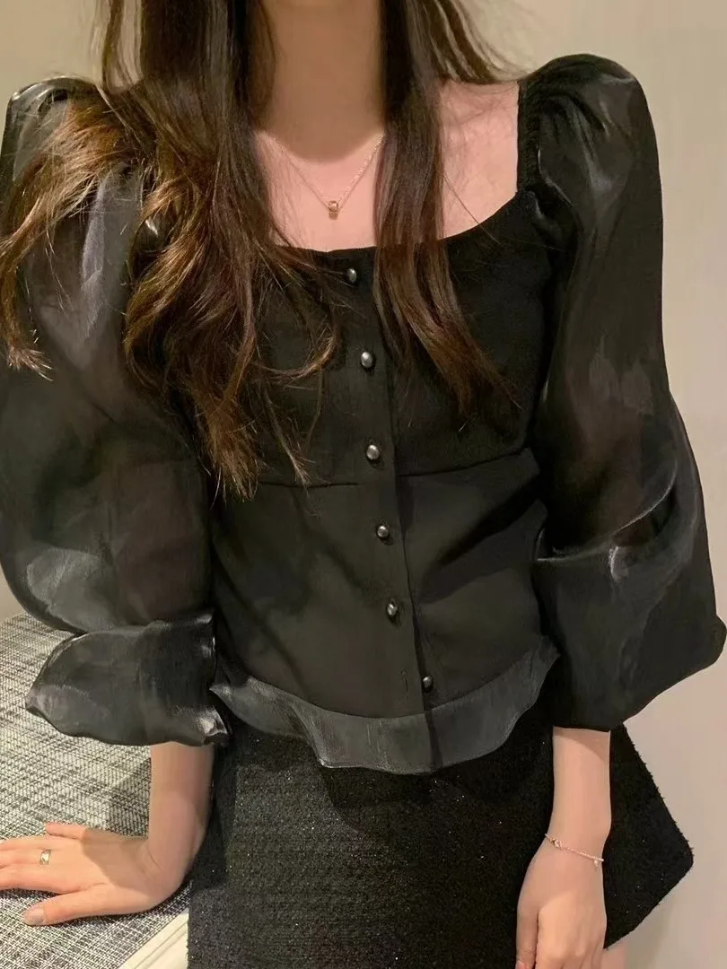 قميص أنيق بياقة مربعة وأكمام منتفخة مع أزرار دقيقة وحواف دانتيل، يضفي أجواء نهاية العام، مزين باللؤلؤ واللمعان وأكمام طويلة