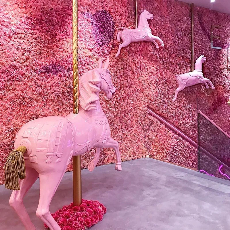 تمثال حصان مزخرف بالحجم الكامل من الألياف الزجاجية الذهبية