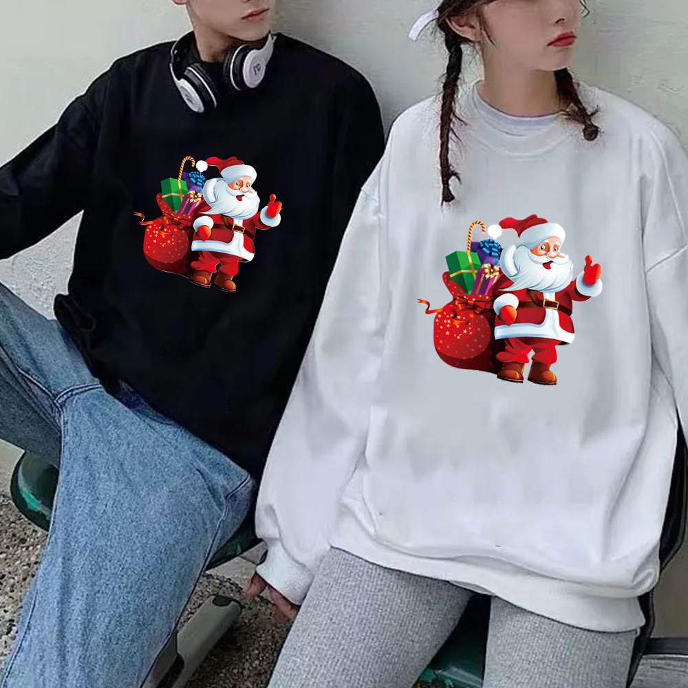 La nueva colección navideña presenta sudaderas con capucha y cuello redondo con estampado de Papá Noel tanto para hombres como para mujeres, llevan un Navidad