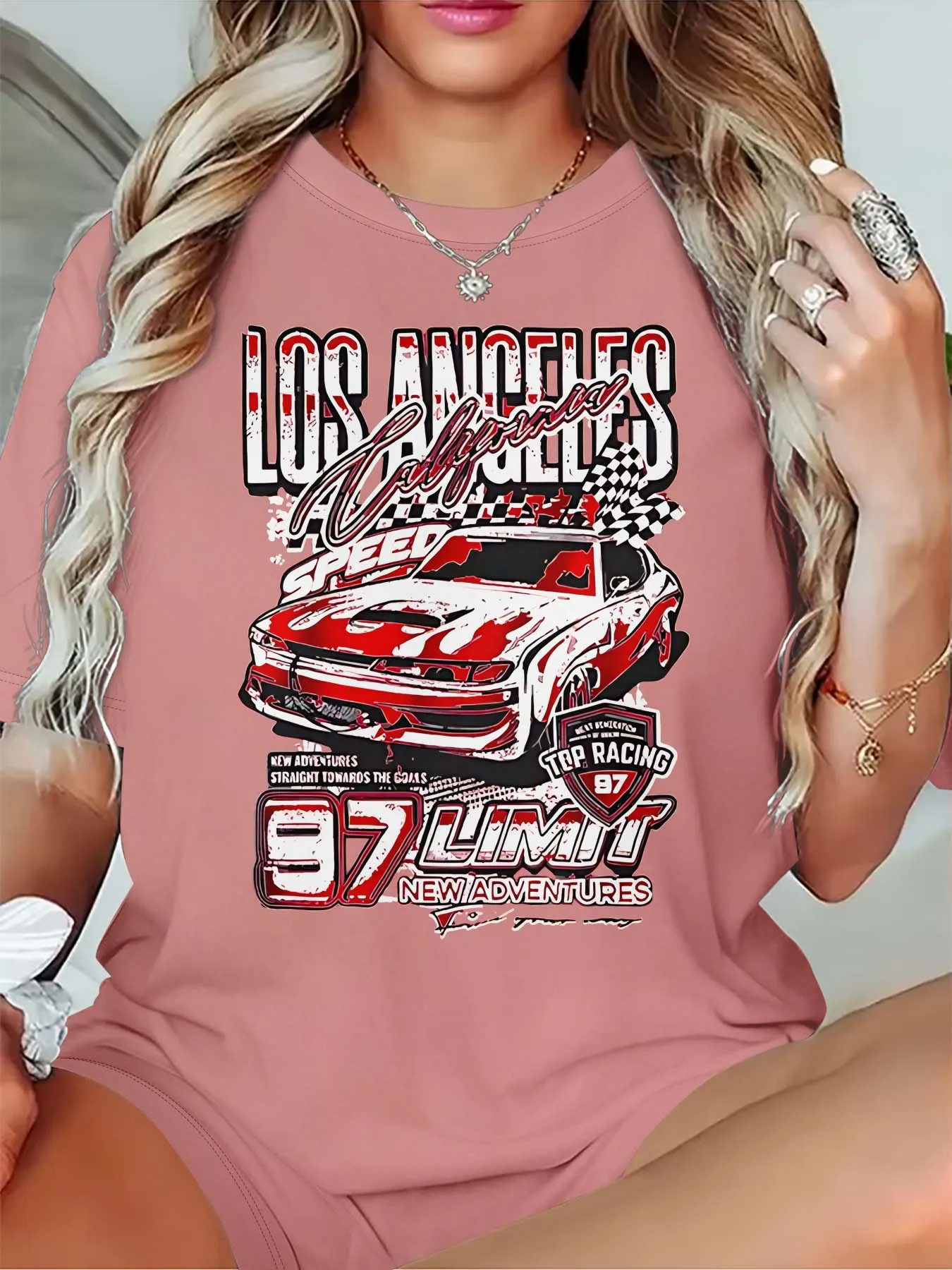 Koszulka damska plus size w stylu wyścigowym Los Angeles, modny top z grafiką samochodu, idealny na przyjęcie \"Uwielbiam szybkość i przygody\".