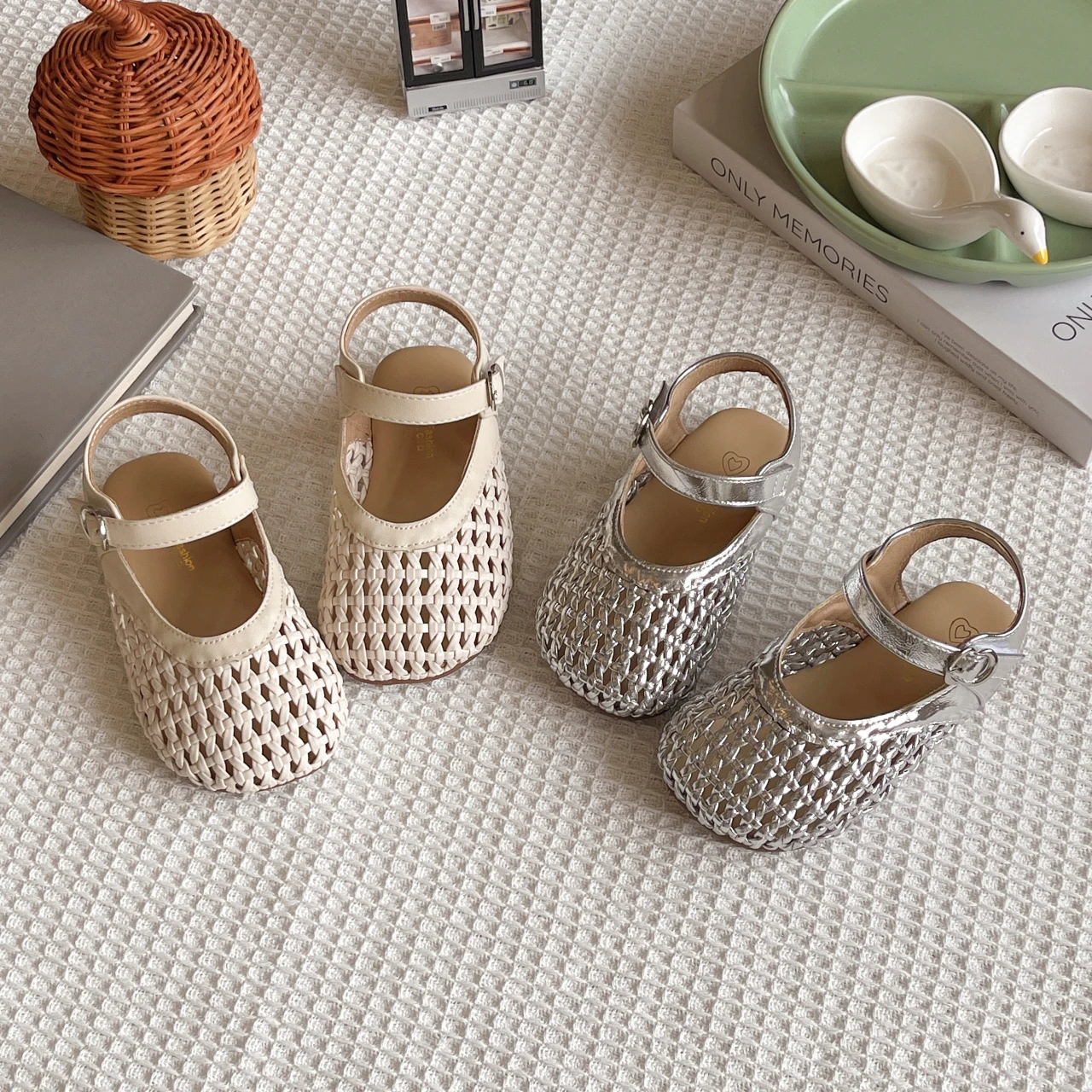 

Летние сандалии для девочек, плетеные полые серебристые, бежевые детские ползунки, универсальные минималистичные неглубокие модные детские туфли, размеры 22–3