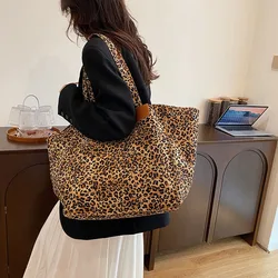Nuova borsa per la spesa Borsa da donna 2023 di grande capacità aperta in feltro di moda Shopping Designer Tote Borsa in tessuto Negozio online Cina