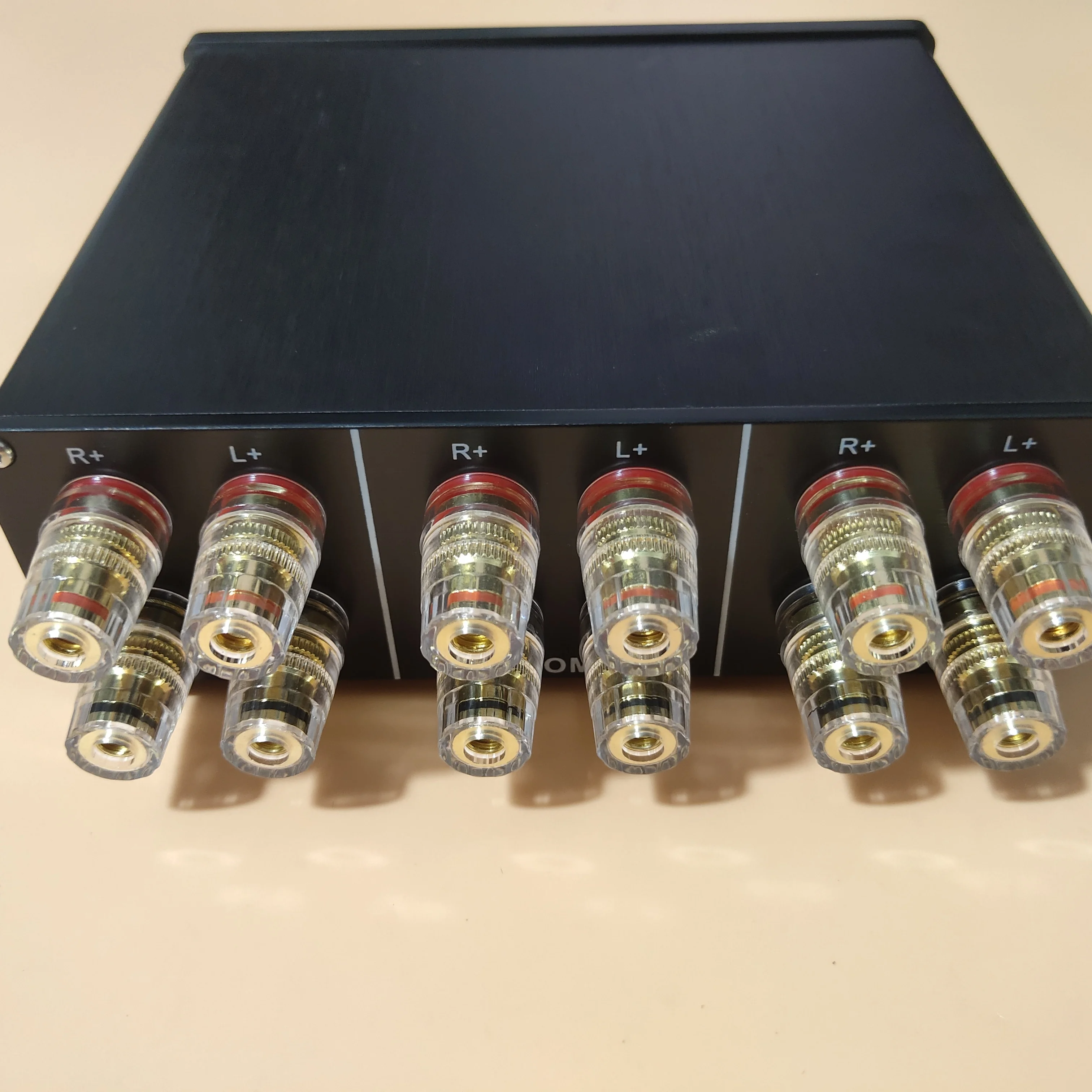 Caixa de divisor do interruptor do seletor do orador do amplificador de áudio estéreo 2-way premium, 2 em 1 para fora switcher comparar 2 ampères ou alto-falantes
