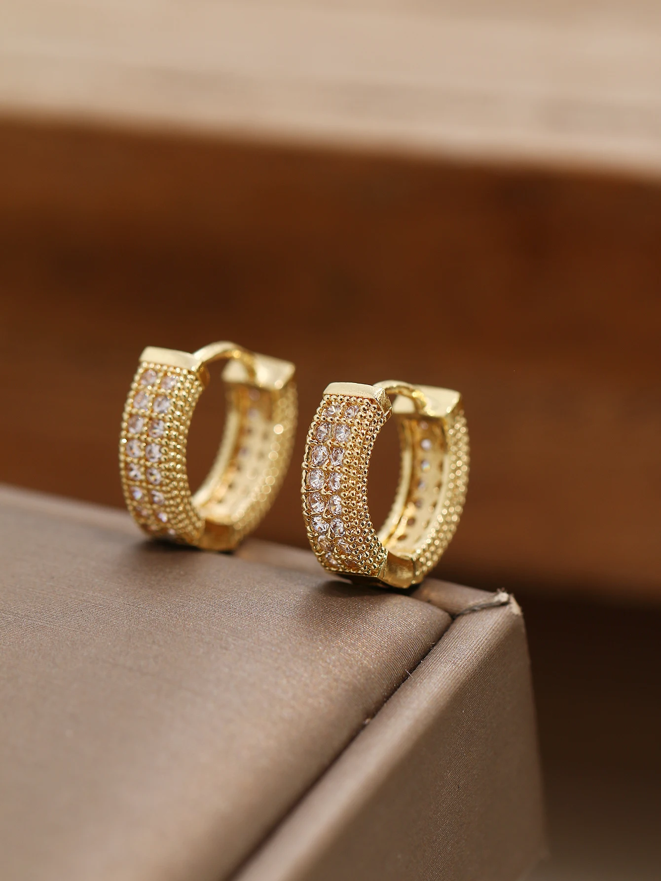 Emmaya Iced Out Hoop Earrings Cubic Zirconia Huggie Cartilage Cuff Luxury Fashion Round Earrings for Women Jewelry Gifts
