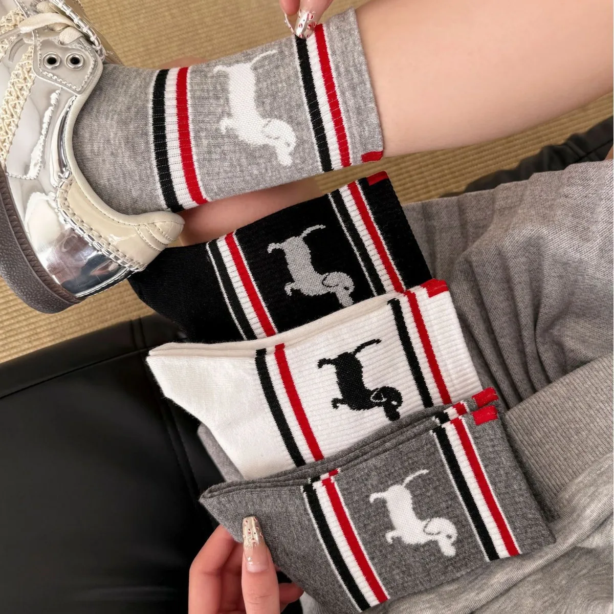 Fashion Jacquard Mid-tube Socks Classic Striped Black, White and Grey Socks Personality Cartoon Cotton Socks for Men and Women