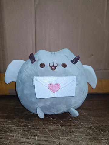 Плюшевая аниме-кошка для декора и игр — изображение продукта