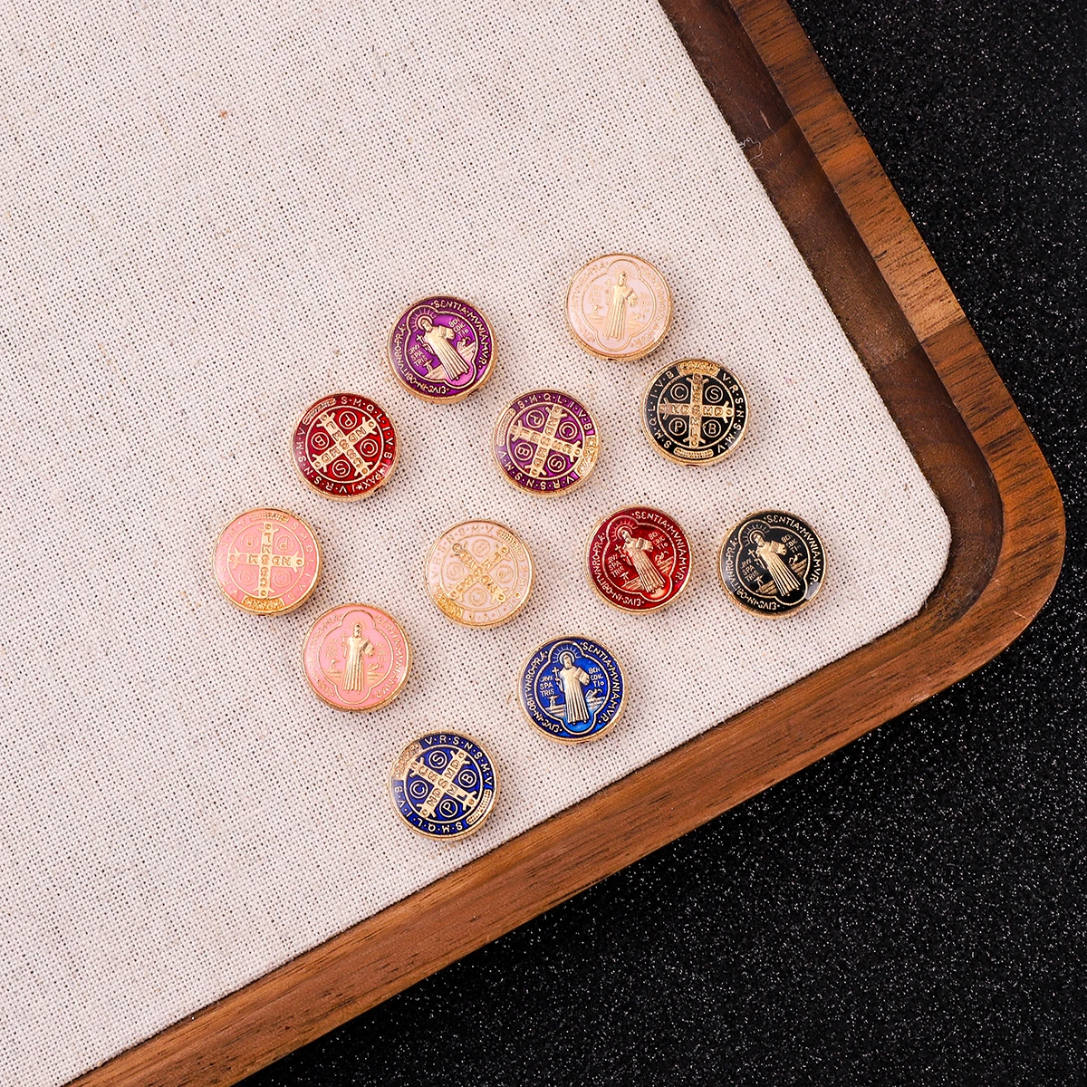 

Набор из 12 предметов: разноцветное ожерелье с медалью Святого Бенедикта из сплава с прямыми отверстиями, браслет, кулон и аксессуар.