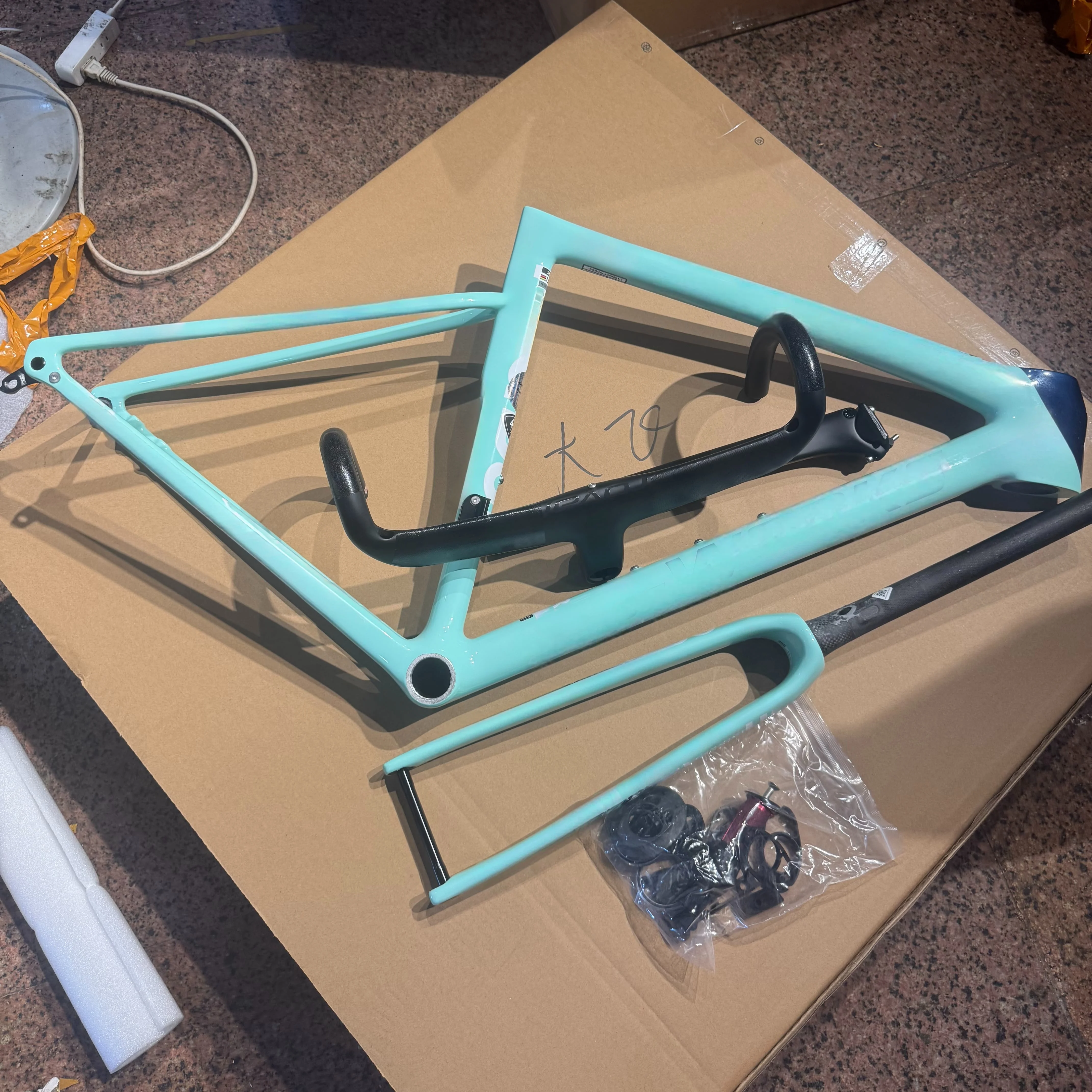 

Sl8 Carbon Fiber Road Bike Frame Bottom Bracket Di2 Only Internal Cable Routing 700C Wheels Flat Mount Disc