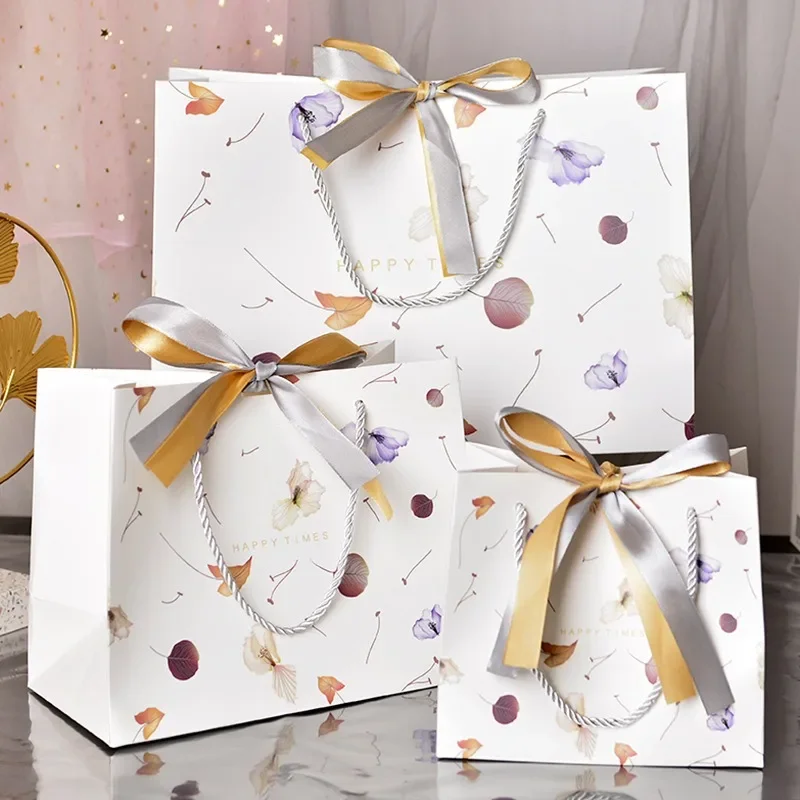 

1Pcs Paper Gift Bag with Handle Wedding Favors Souvenir Candy Jewelry Cosmetics Packing Bags for Guests Bithday Party Christmas