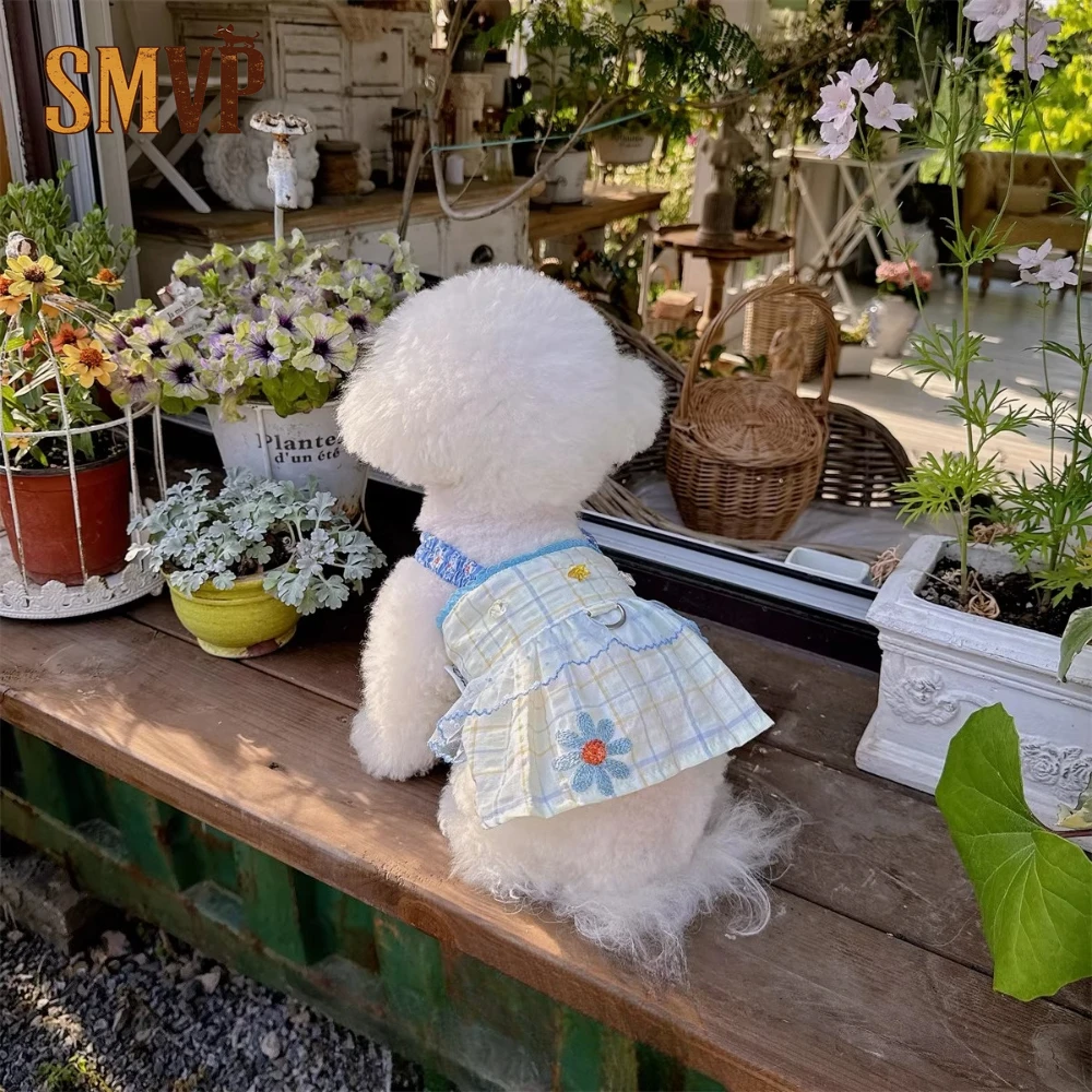 

Летнее дышащее платье для собак мелких и средних пород, светло-желтое в клетку с синими цветами, в свежем стиле, с креплением для поводка