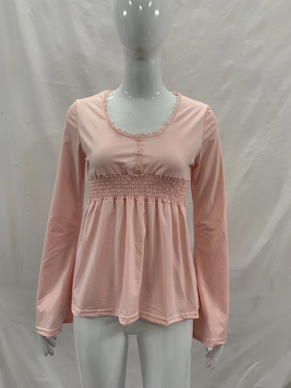 Damen Babydoll-Oberteil mit langen Ärmeln, U-Ausschnitt, Spitzenbesatz, Knopfleiste vorne, geraffter Taille, ausgestellten Ärmeln, lässige Peplum-Bluse – Detail 4