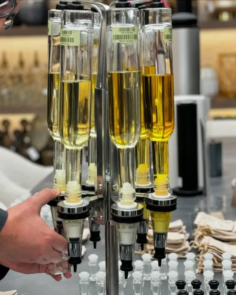 

Desktop-compatible Cilcle Design 6 Heads Perfume Oil Filling Machine Distributor 6 Bottles 375ml 500ml 750ml Perfume Dispenser