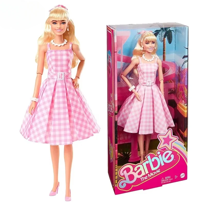 Muñeca Barbie Original de la película Robbie con vestido a cuadros rosa y blanco, collar con cadena de Margarita, accesorios, juguetes para niñas coleccionables