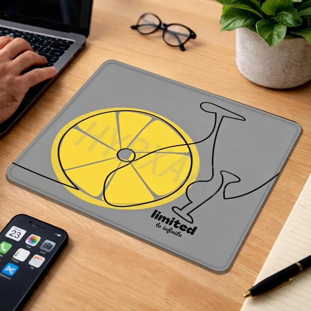 

HYBXAXC Minimalist Grapefruit Print Small Mouse Pad, Non-Slip Desk Mat, Durable Rubber Base for Gaming & Office