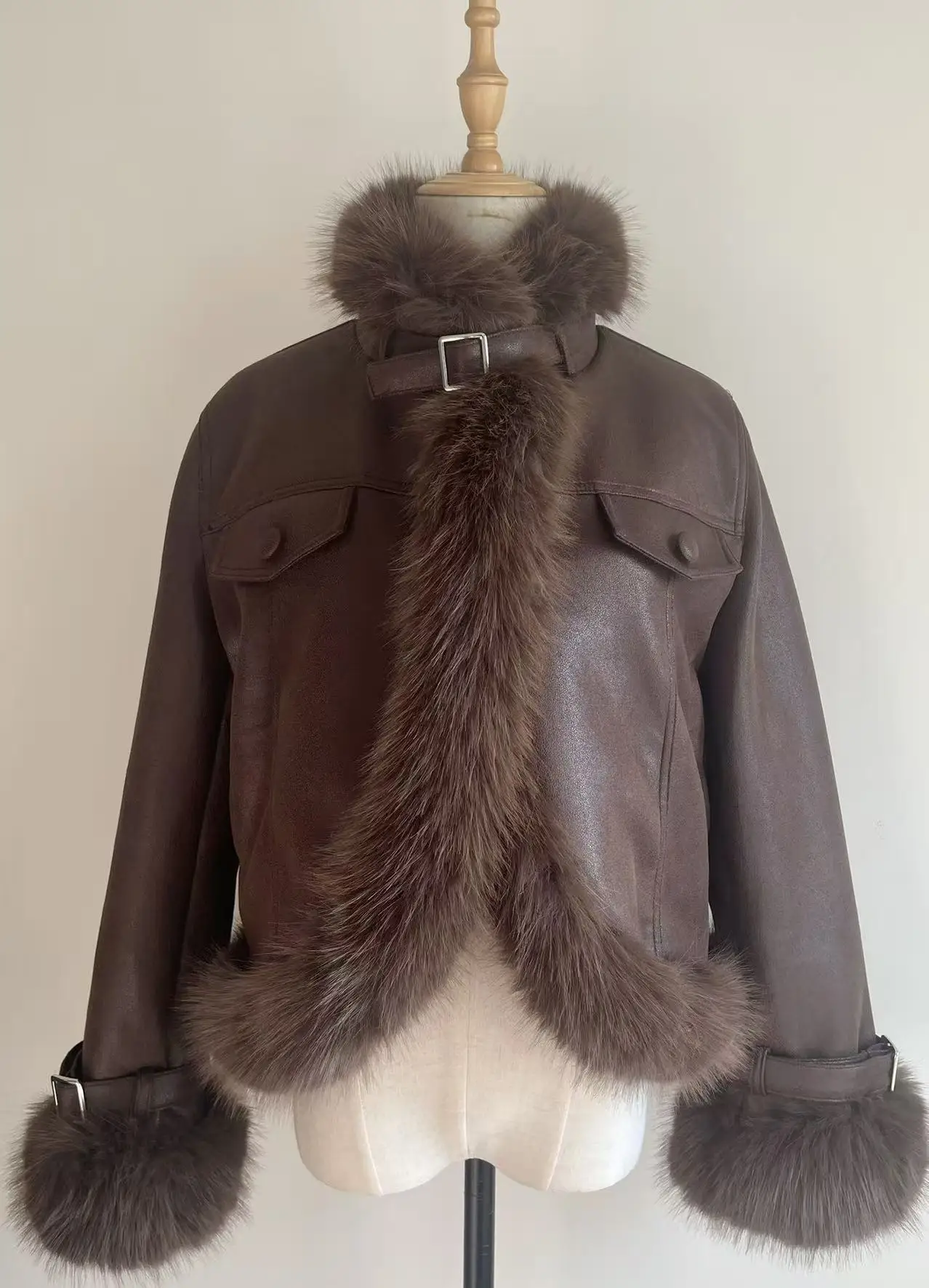 Elegante moda High-end Socialite Giacca in ecopelle Pelliccia di volpe Patchwork PU Bottone Sottile Spessore Caldo Cappotto corto Donna Inverno