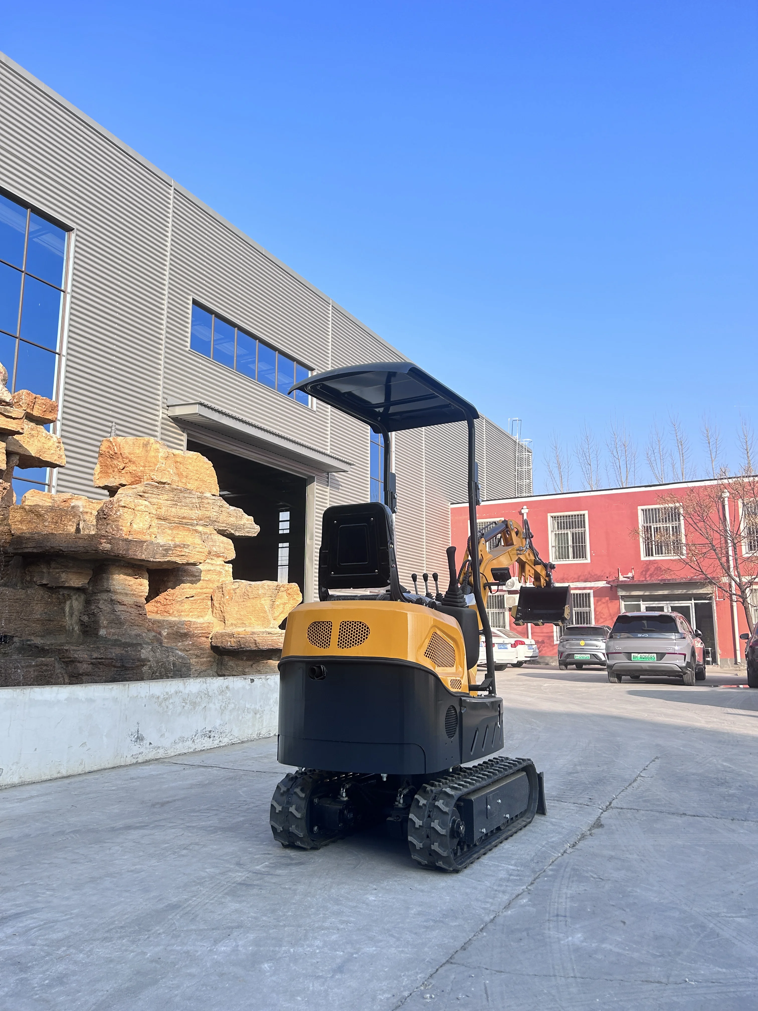 Hydraulic tracked 1.2-ton 0.8-ton mini excavator with bucket for agricultural orchard soil loosening and trenching