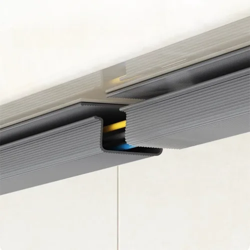 Imagen 2 del producto Bandeja de gestión de cables autoadhesiva para debajo del escritorio, tira ocultadora de cables de alimentación de PVC, soporte para cables sin perforación, organizador de cables