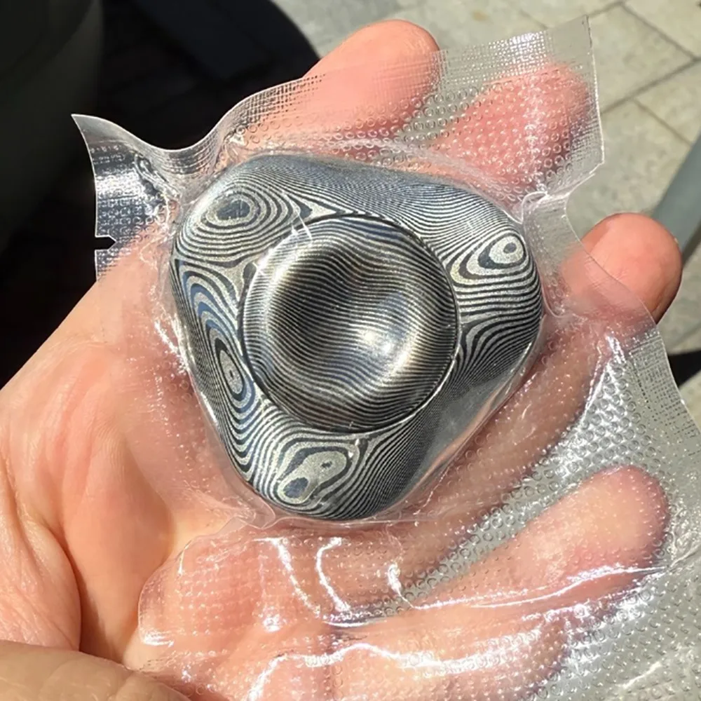 T-MAX EDC Skate Fidget Spinner Fidget Toys per adulti Spinner a tre foglie Disegni originali Gadget per alleviare l'ansia Ufficio portatile