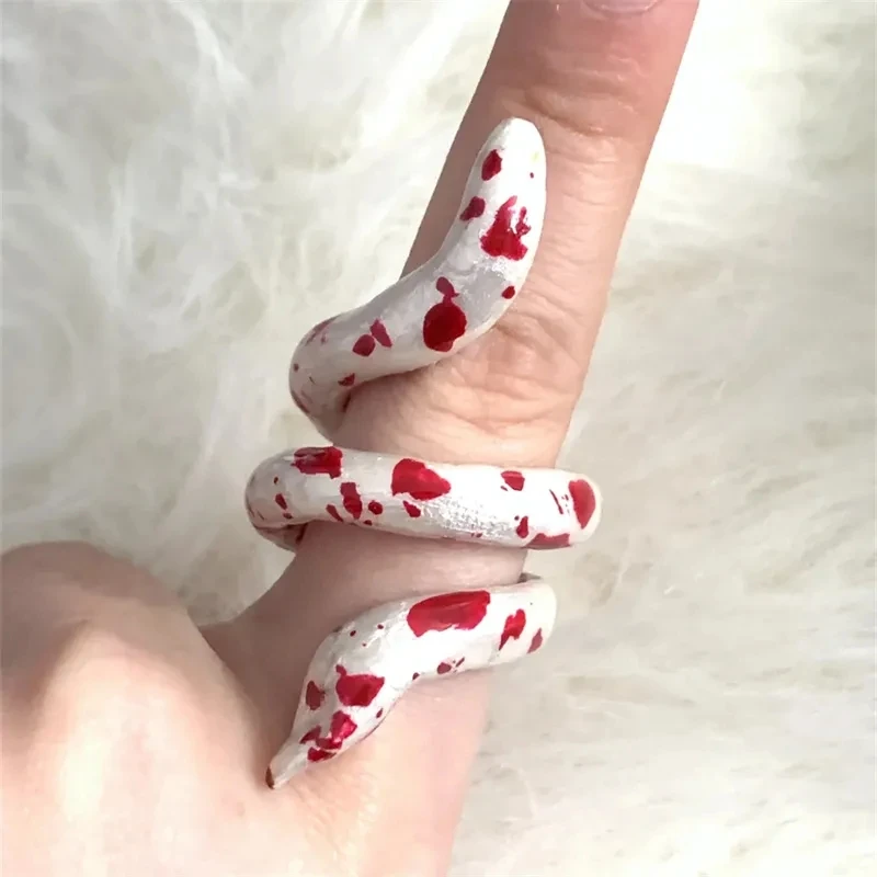 

Кольцо в виде змеи с эффектом точечной крови