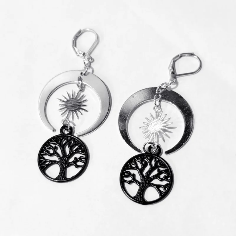 Personalizado. Fábrica de brincos de árvore preta com lua boêmia com borda de Juneucalyptus