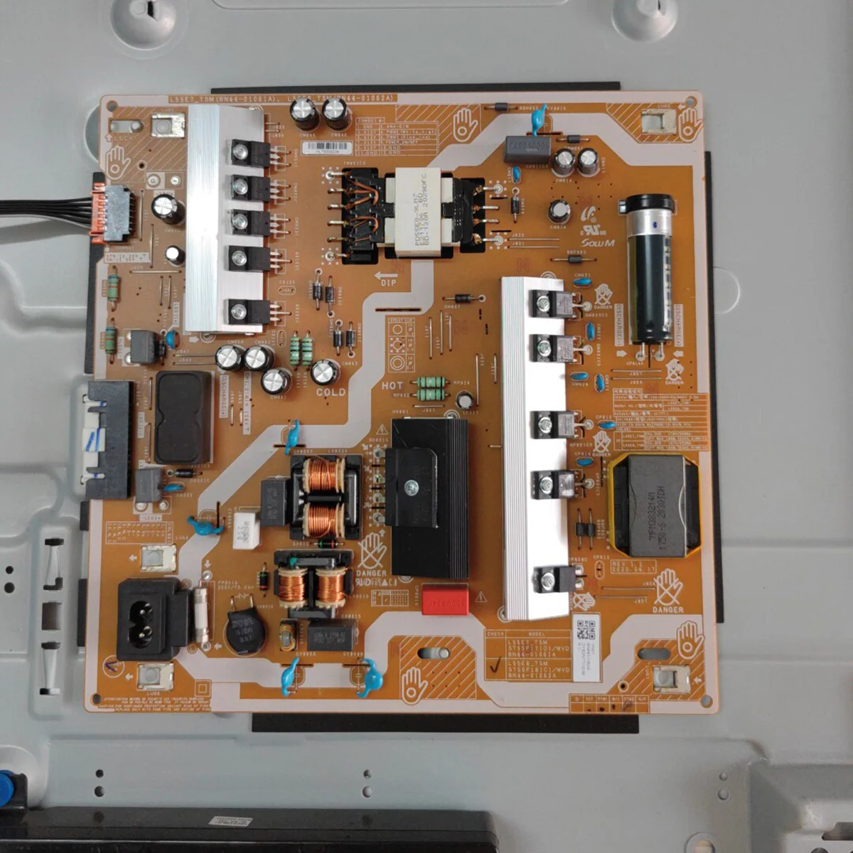 BN44-01062A = BN44-01061A. The supply board is for the UE55TU8500UXXU, UE55TU8500UXTK, UE55TU8500UXRU, UE50TU8570UXRU, and