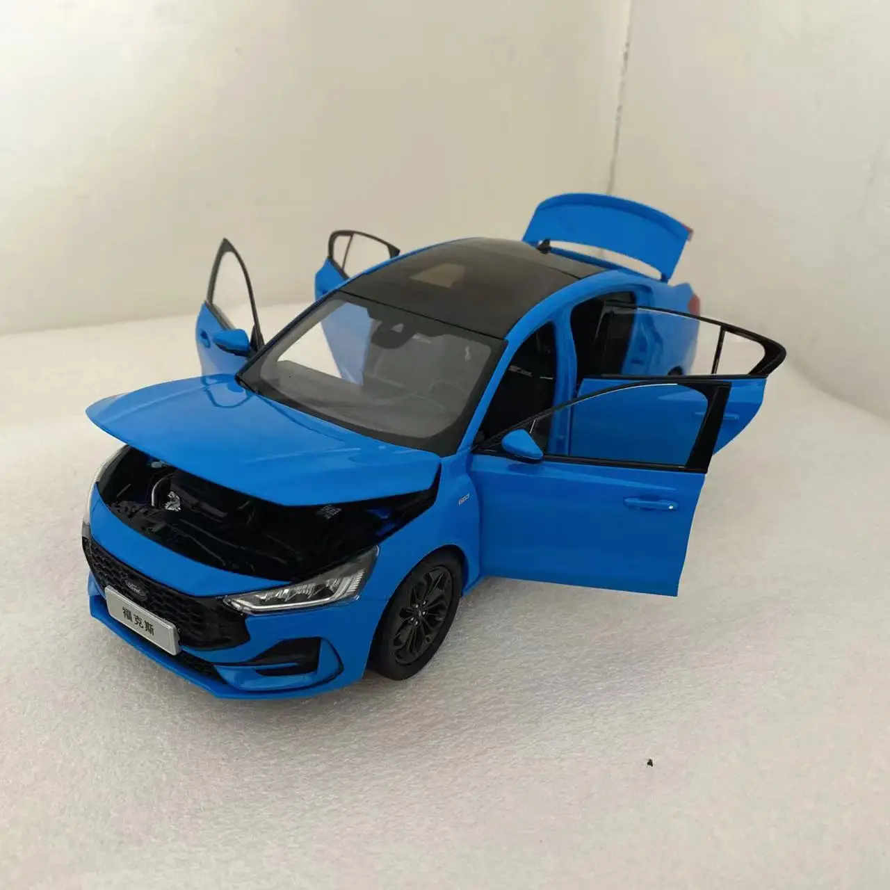 Blue Ford Focus Car Model Ornament For 1:18 Scale Die-cast Alloy